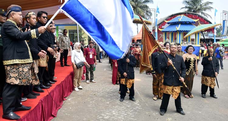 Plt Bupati Malang Sanusi ketika memberangkatkan peserta Kirab 1 Suro (Istimewa)