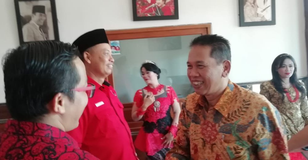Foto - Sekda Didik Budi Muljono (kanan) saat datang mengambil formulir (Rajendra Sulaiman