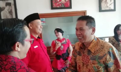 Foto - Sekda Didik Budi Muljono (kanan) saat datang mengambil formulir (Rajendra Sulaiman