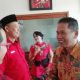 Sekda Kabupaten Malang Daftar Pilbup Lewat PDIP 41 Foto - Sekda Didik Budi Muljono (kanan) saat datang mengambil formulir (Rajendra Sulaiman