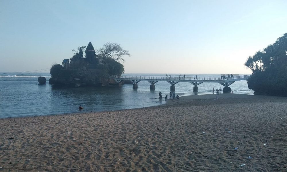 Pantai Balekambang dijuluki Tanah Lot-nya Jawa Timur (Foto- Rajendra Sulaiman)
