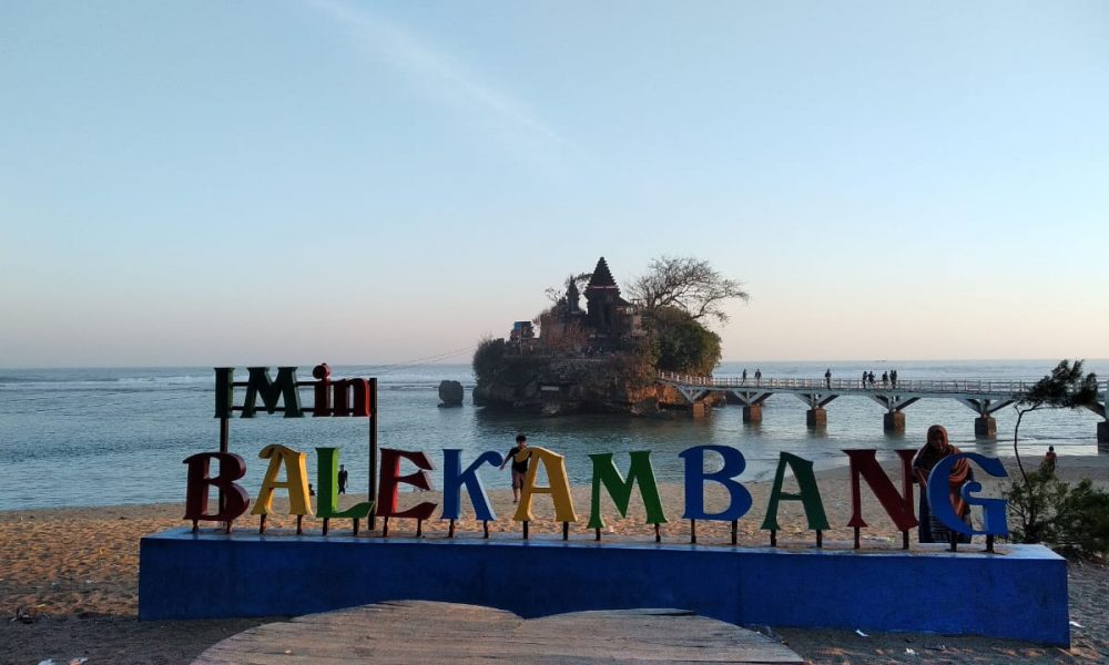 Pantai Balekambang dijuluki Tanah Lot-nya Jawa Timur (Foto- Rajendra Sulaiman)