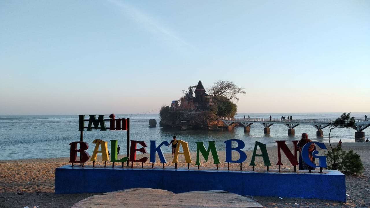 Bukan di Bali, Ini 'Tanah Lot' Jawa Timur 26 Pantai Balekambang dijuluki Tanah Lot-nya Jawa Timur (Foto- Rajendra Sulaiman)