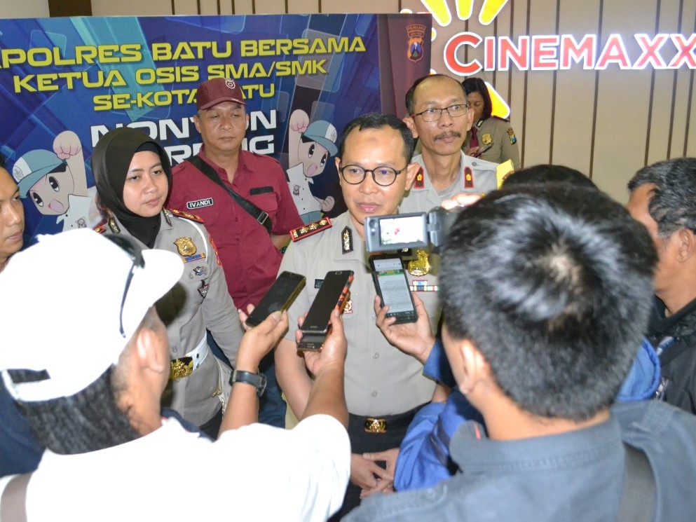 Nobar Film "Cinta Itu Buta", Kapolres Batu Ajak Ketua OSIS 26 Fotor 157092925587362