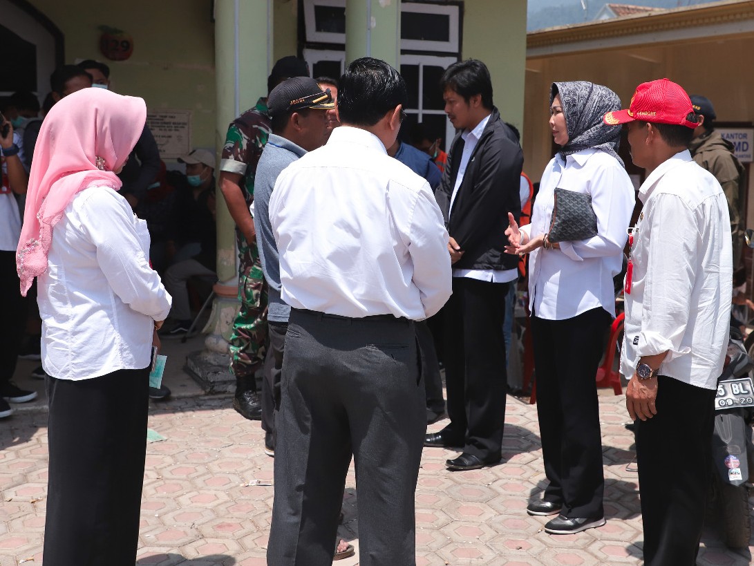 Warga, Relawan serta TNI/Polri Gotong Royong Perbaiki Fasilitas Umum dan Sekolah 26 Fotor 157182726624145