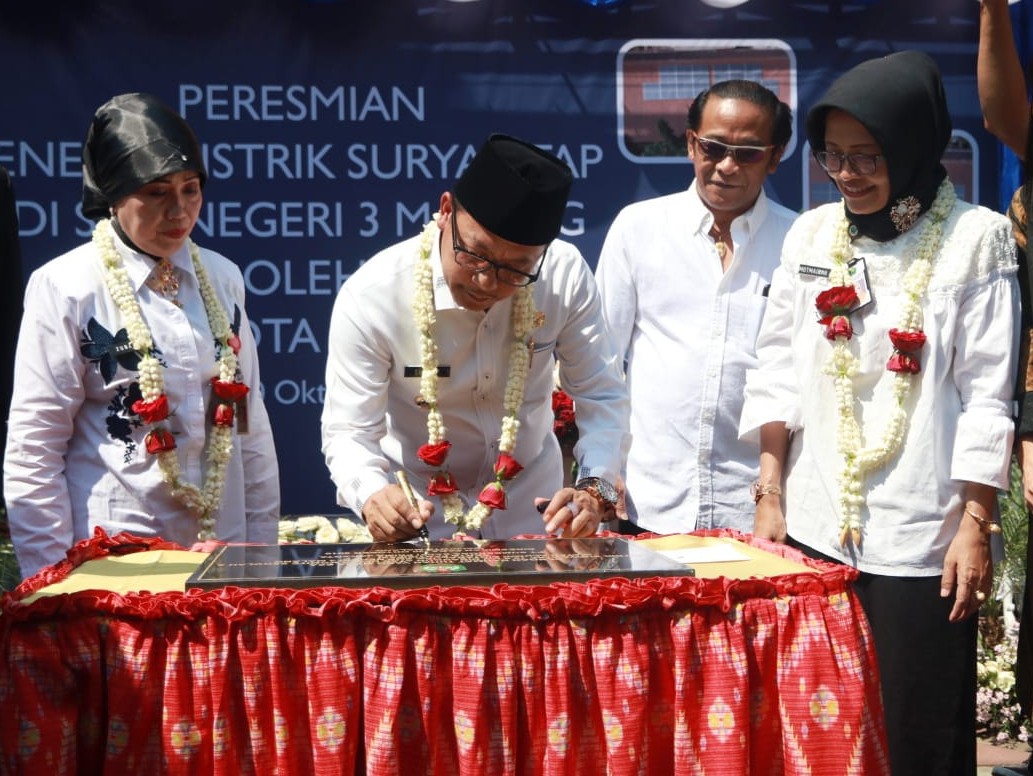 Sutiaji Resmikan Listrik Surya Atap di SMPN 3 Malang 26 Fotor 157242770187796