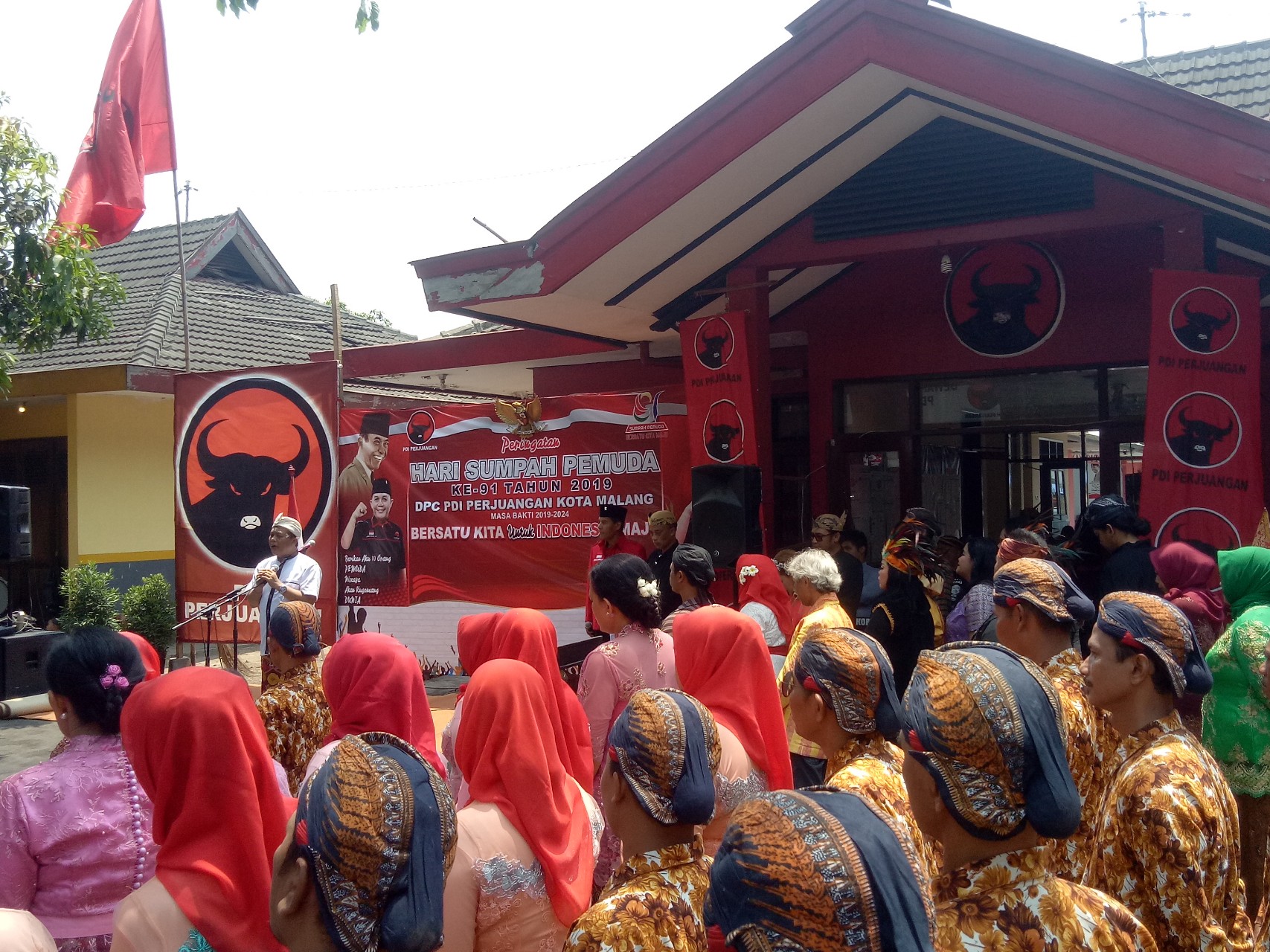 DPC PDIP Malang Menggelar Upacara Hari Sumpah Pemuda, Peserta Memakai Busana Adat Daerah 26 IMG 20191028 233821