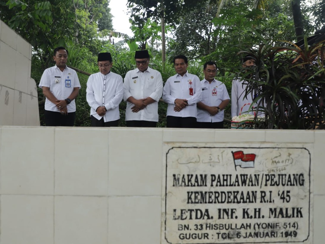 Tabur Bunga dan Kirim Doa ke Pusara Pahlawan KH. Malik 26 Fotor 157847441814557