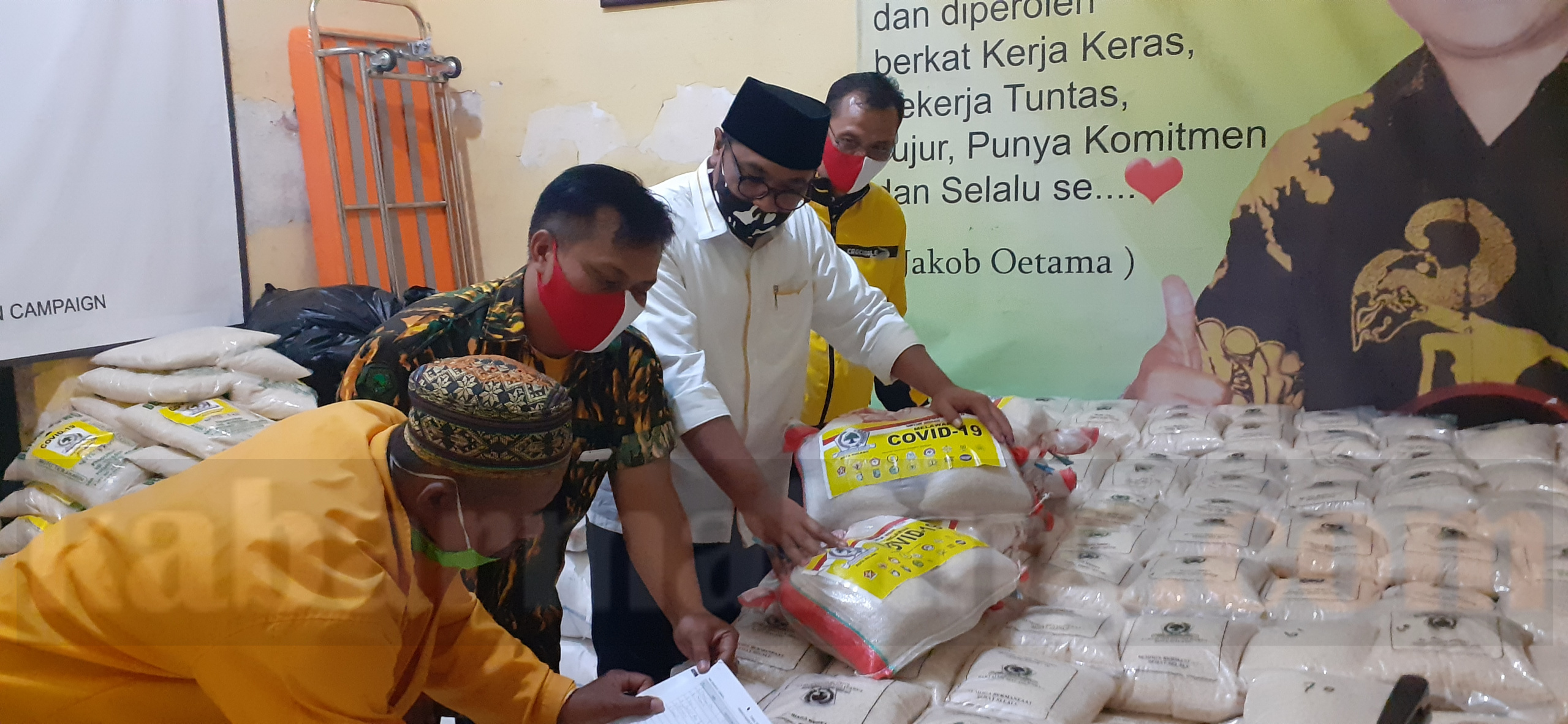 Bansos, DPD Golkar Kota Malang Serahkan 2.000 Paket Sembako dan Masker 26 IMG 20200504 023539