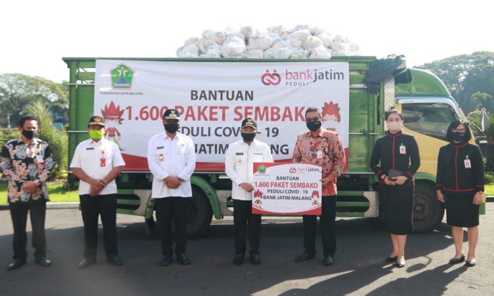 Penyerahan simbolis paket sembako Peduli Covid-19 bantuan Bank Jatim kepada Wali Kota Malang Sutiaji