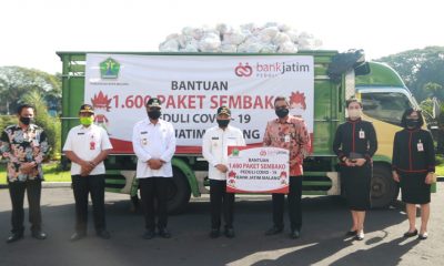 Penyerahan simbolis paket sembako Peduli Covid-19 bantuan Bank Jatim kepada Wali Kota Malang Sutiaji