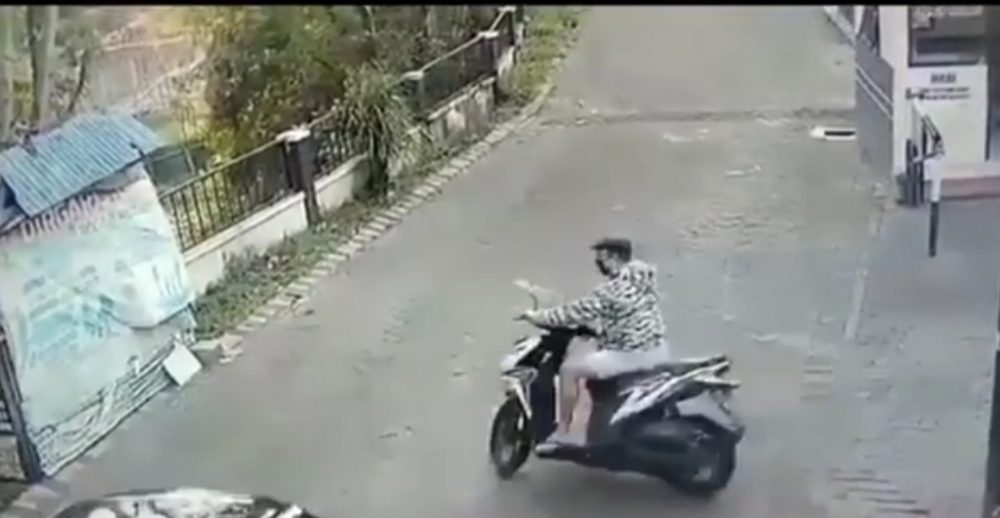 Pelaku begal pantat saat terekam CCTV