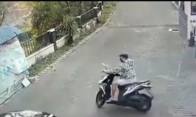 Pelaku begal pantat saat terekam CCTV
