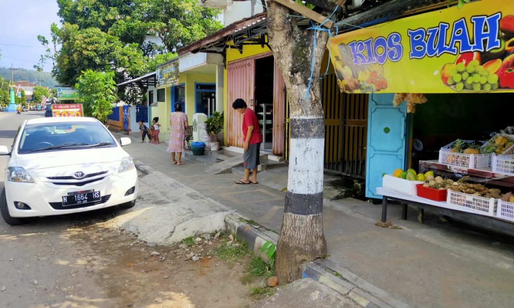 Suasana di sekitar rumah orang tua FPH di Desa/ Kalipare, Kalipare.