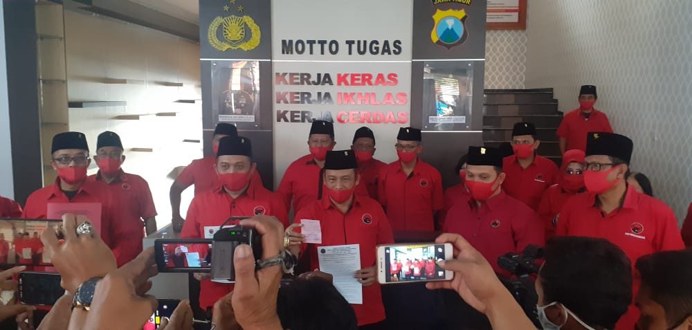 Seluruh pengurus DPC PDIP Kota Malang saat mengadukan pembakaran bendera partai ke Polresta Malang Kota