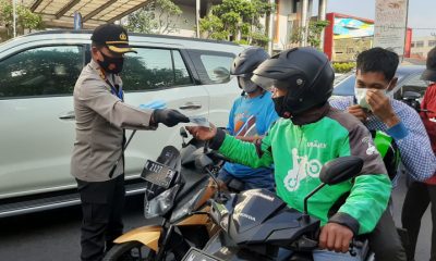Kapolresta Malang Kota Kombes Pol Leonardus Simarmata saat membagikan masker kepada pengguna jalan
