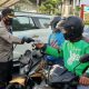 Kapolresta Malang Kota Kombes Pol Leonardus Simarmata saat membagikan masker kepada pengguna jalan