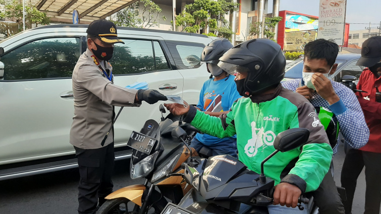 Kapolresta Malang Kota Kombes Pol Leonardus Simarmata saat membagikan masker kepada pengguna jalan