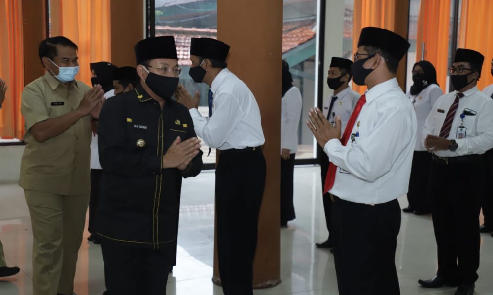 Wali Kota Malang Drs H Sutiaji saat mengukuhkan 62 Kepala Sekolah di aula Pertamina SMK Negeri 2, Senin (6/7/2020)