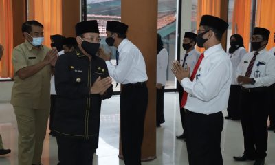 Wali Kota Malang Drs H Sutiaji saat mengukuhkan 62 Kepala Sekolah di aula Pertamina SMK Negeri 2, Senin (6/7/2020)