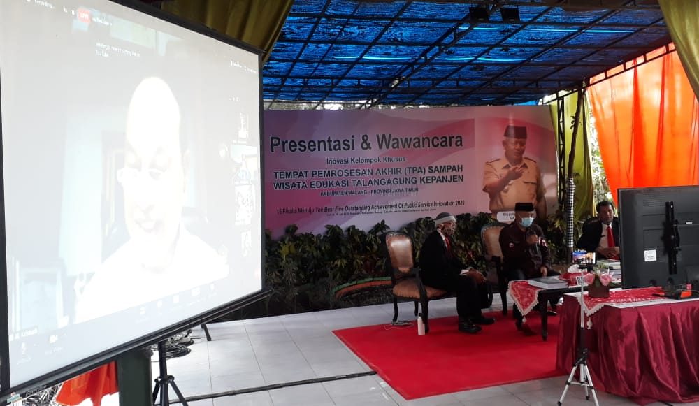 Bupati Malang Sanusi saat persentasi dan wawancara secara daring dengan Tim Panel Independen (TPI) KIPP 2020 di TPA Talangangung, Jum'at (10/7/2020)