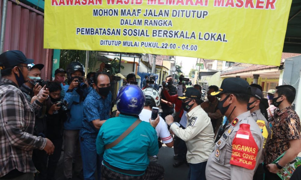 Wali Kota Malang Drs Sutiaji saat meninjau pelaksanaan PSBL di Kelurahan Mergosono