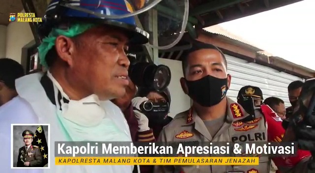 Kapolri Apresiasi Anggota Polresta Malang Kota Yang Makamkan 70 Jenazah Covid-19 26 Kapolresta Malang Kota, Kombes Pol Leonardus Simarmata bersama Kasat Intelkam Polresta Malang Kota, Kompol Sutiono saat lakukan video call dengan Kapolri, Jenderal Pol. Idham Azis