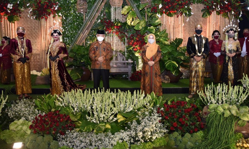 Bupati Malang, HM Sanusi bersama istri saat menghadiri resepsi pernikahan di Pendopo Agung Kabupaten Malang
