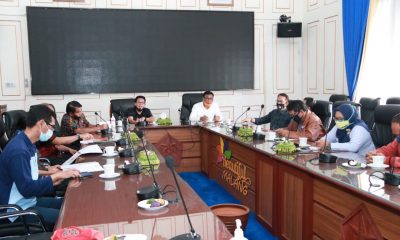 Wali Kota Malang Sutiaji saat mendengar paparan event Malang Gleerrr