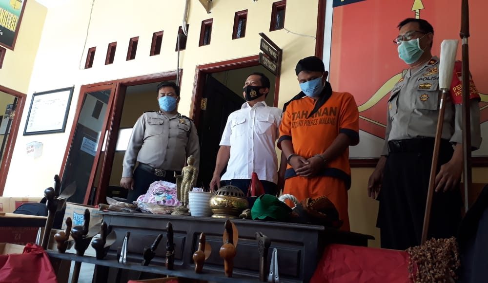 Kapolsek Gondanglegi saat pers rilis tersangka dukun abal-abal di Mapolsek Gondanglegi, Senin (27/7/2020)