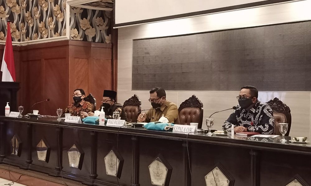 Walikota Sutiaji saat memberikan paparan kepada Satgas Recovery Ekonomi Daerah