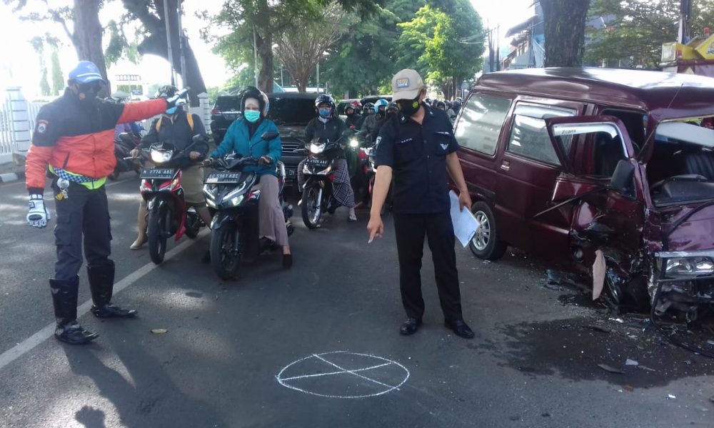 Kijang Seruduk Zebra, Diduga Driver Mengantuk
