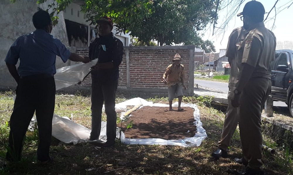 Petani diberikan pelatihan pembuatan pupuk organik