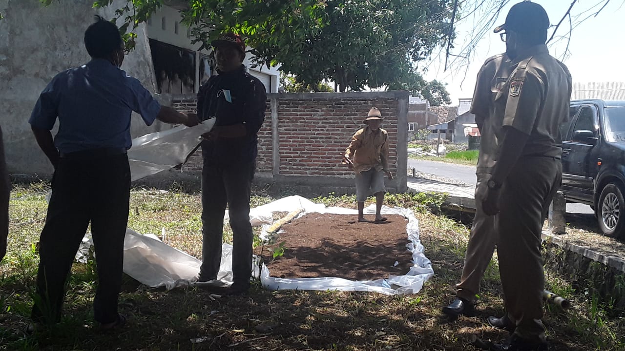 Petani Kabupaten Malang Dilatih Produksi Pupuk Organik 26 Petani diberikan pelatihan pembuatan pupuk organik