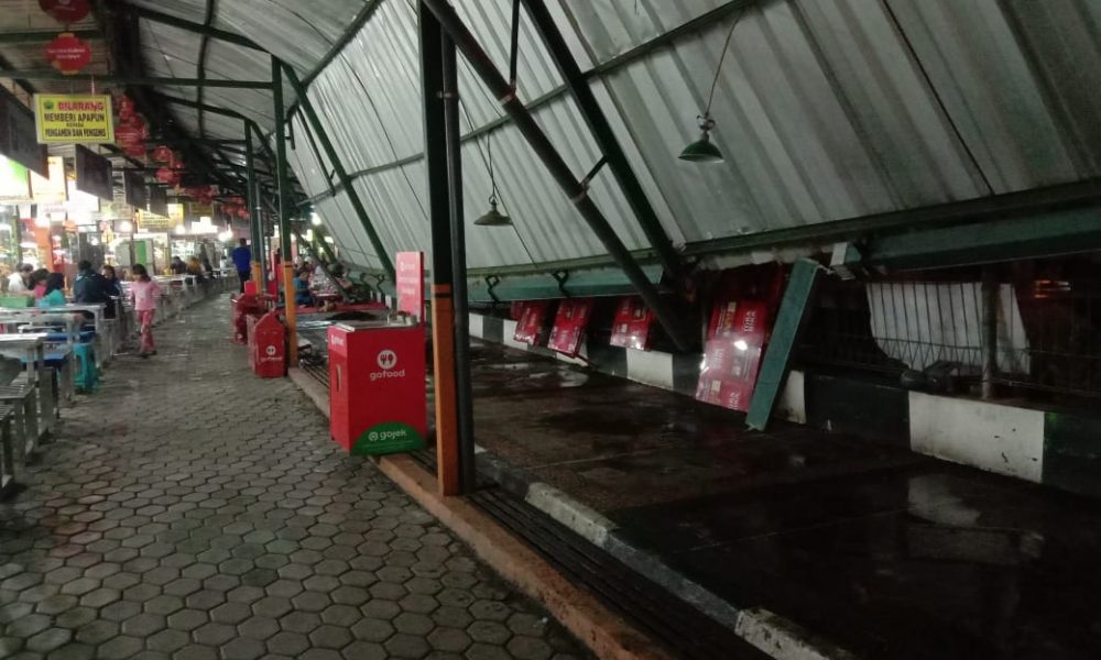 Atap sentra kuliner Brawijaya yang roboh. (Foto - Kabarmalang.com)