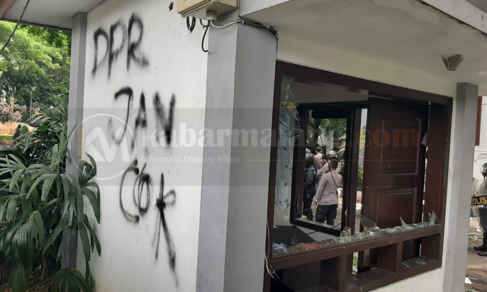 Bus Polisi Hancur, Gedung DPRD Dicoret-Coret