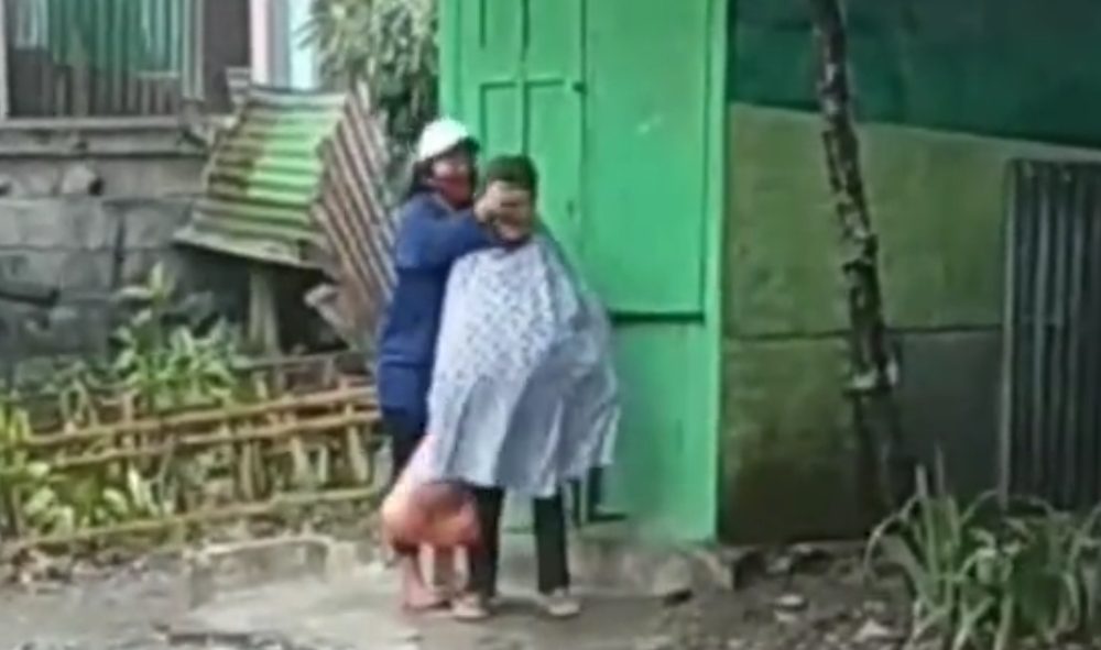 Ibu Tua Dipukuli Wanita Muda Terekam Netizen