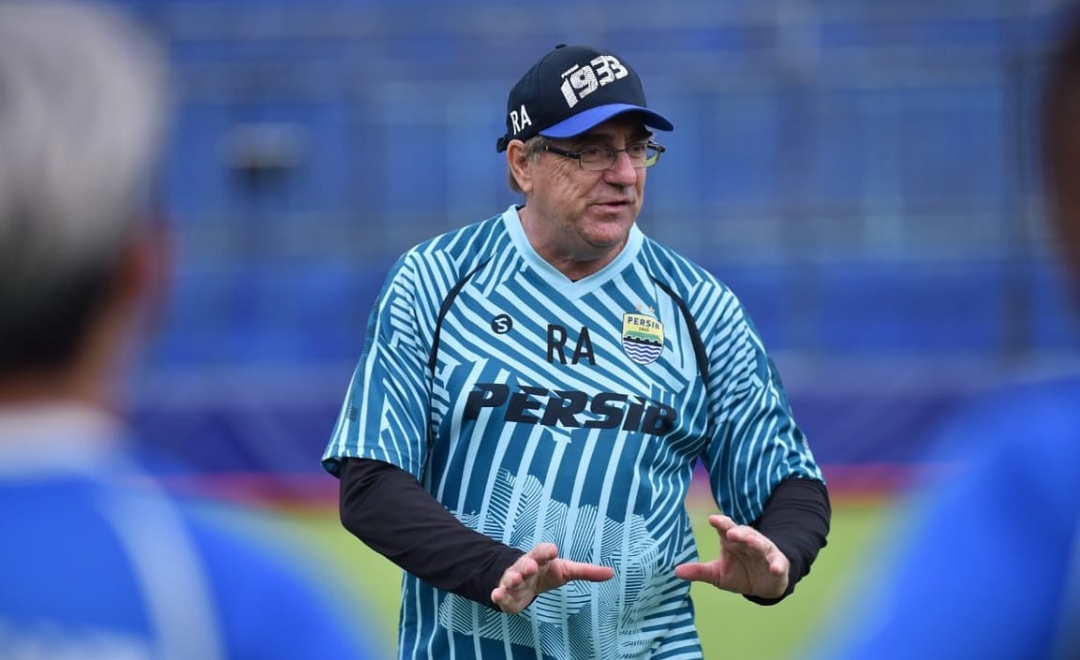 Robert Rene Alberts Nyinyir, PSSI Berang 26 Robert Rene Alberts Nyinyir, PSSI Berang