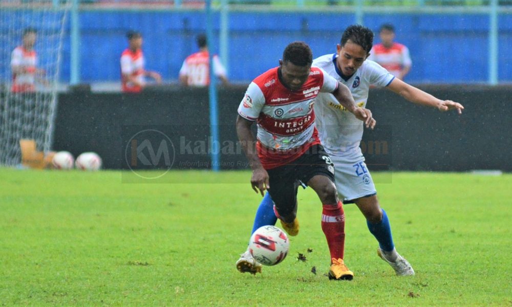 carep taufik hidayat merebut bola