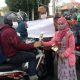 Gelar Aksi Damai, Bagikan Bunga di Jalan 46 fathi aksi bunga