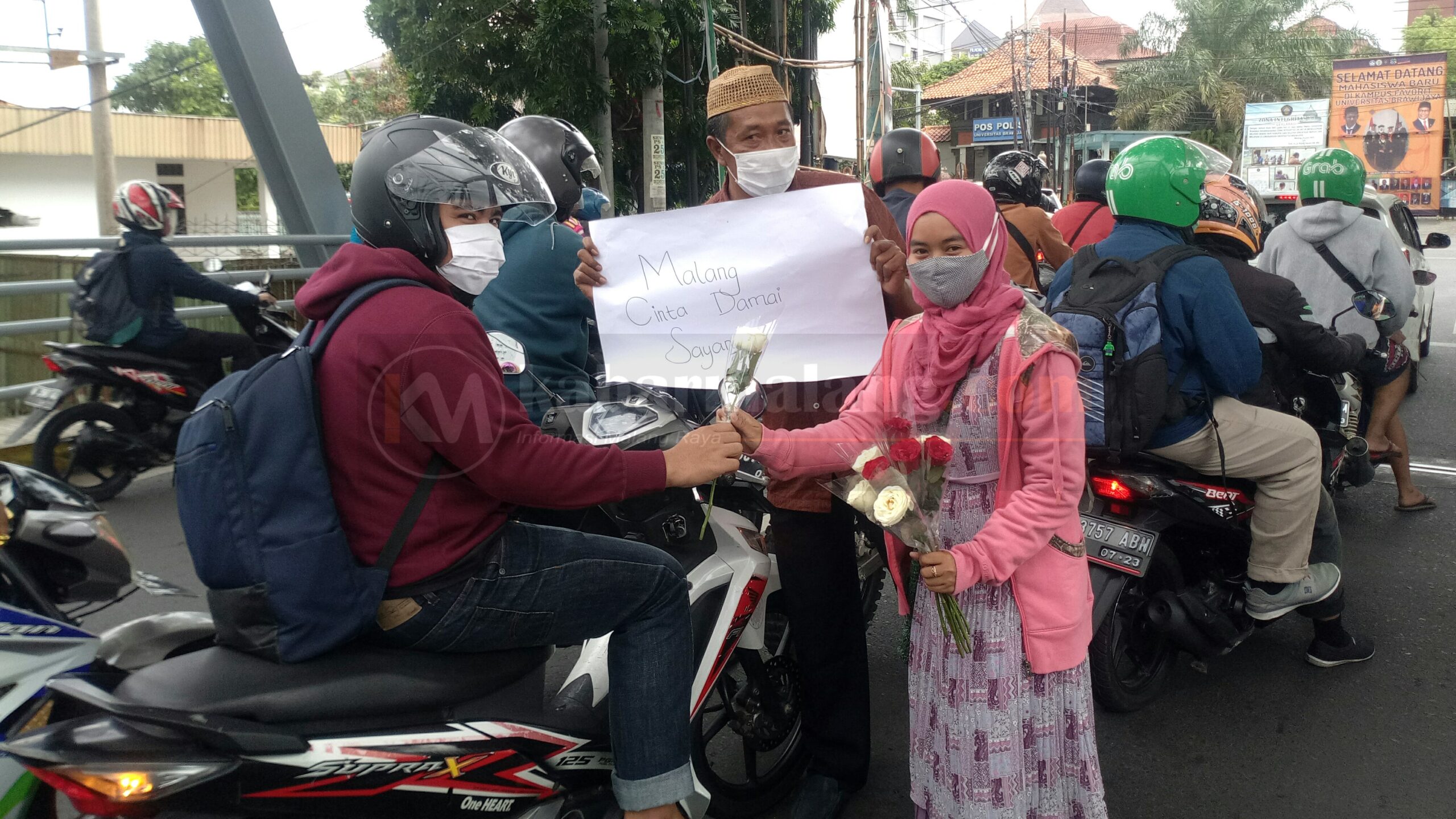 Gelar Aksi Damai, Bagikan Bunga di Jalan 26 fathi aksi bunga scaled