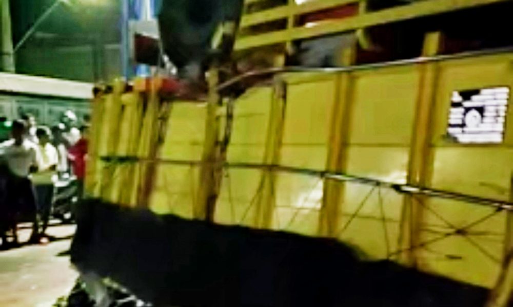 Truk Terbalik Gencet Tukang Bakso