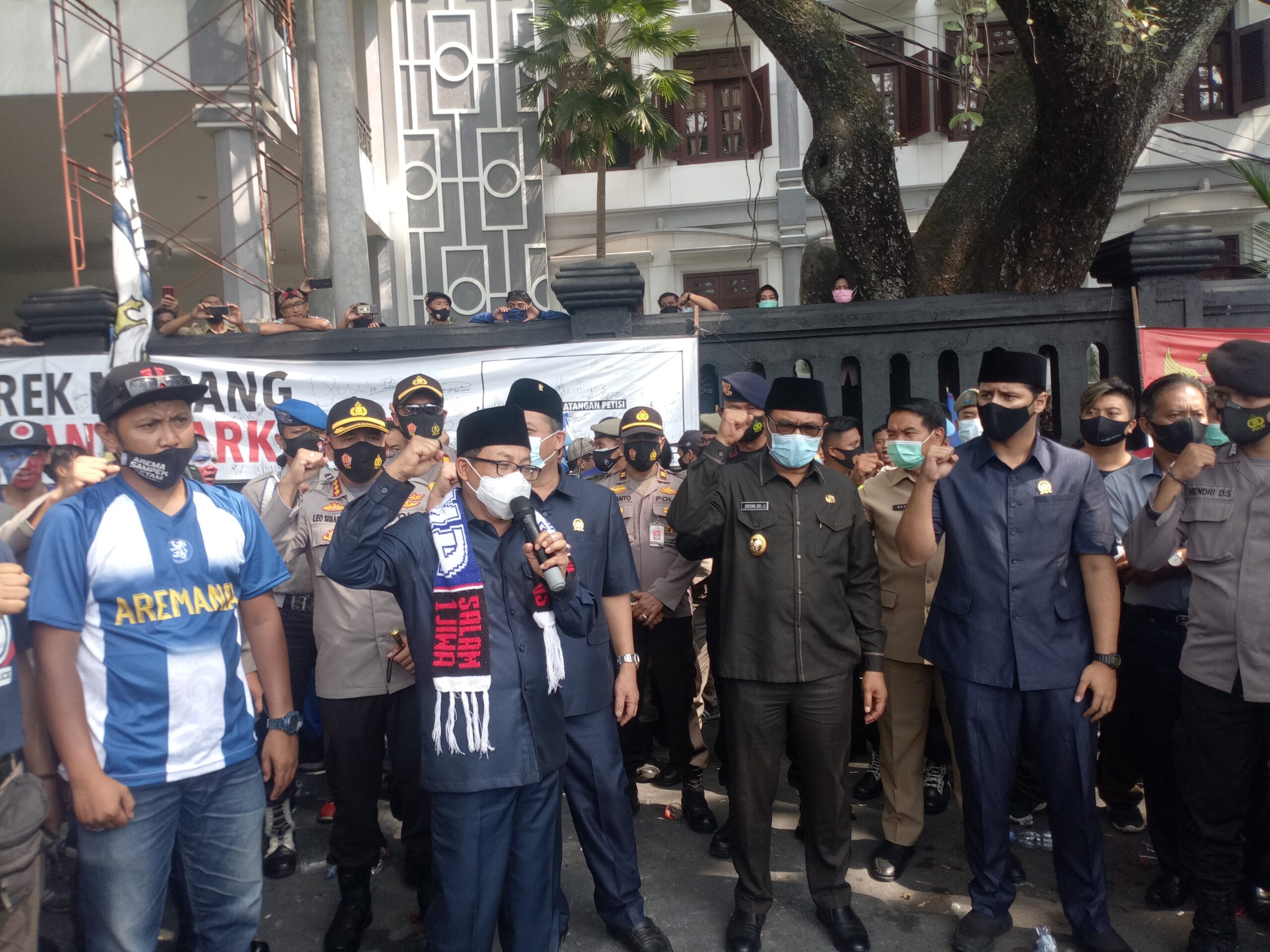Sutiaji Temui Aremania, Janji Selesaikan Dualisme Arema 26 1809375 scaled