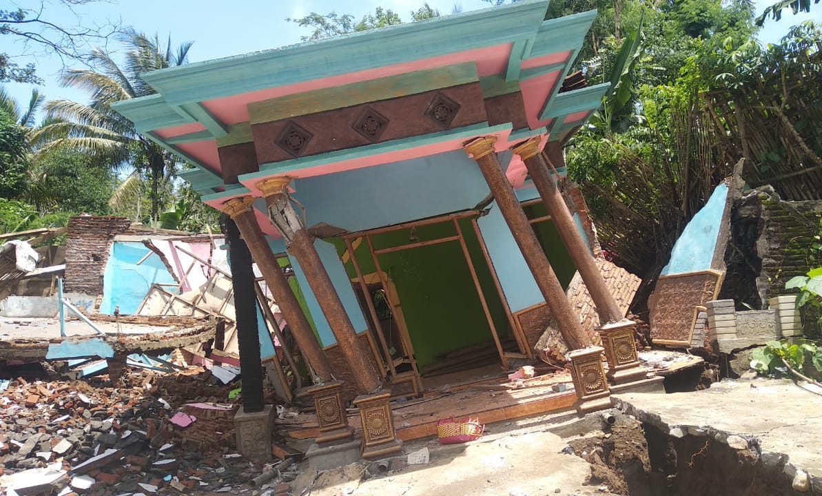 Tanah Longsor, Satu Rumah Nyaris Ambruk 26 IMG 20201104 WA0041 e1604489876643