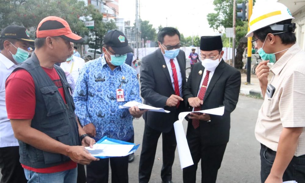 Walikota Drs Sutiaji bersama Wawali Sofyan Edi Jarwoko saat sidak proyek Kayutangan Heritage (Foto : Humas Pemkot Malang)