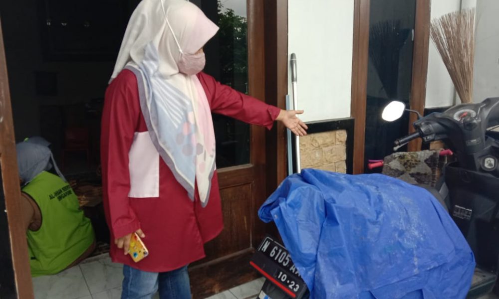 Korban pencurian, Anis Safiati saat menunjukkan letak sepeda pancalnya yang dicuri oleh pelaku. (Kabarmalang.com)