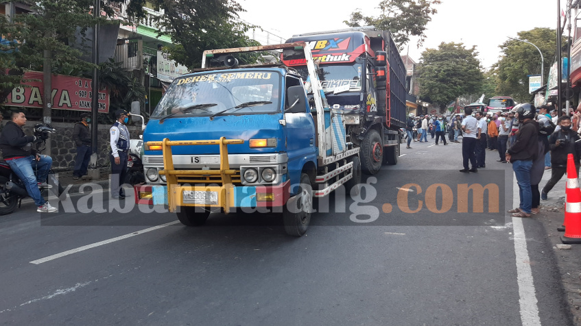 Laka beruntun di Jalan Trunojoyo, Kota Batu, truk Fuso tabrak 8 mobil (Foto : Kabarmalang.com)