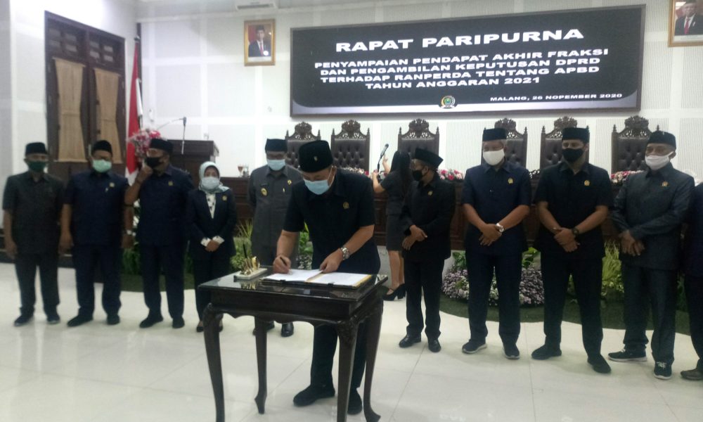 pengesahan Ranperda APBD Kota Malang tahun 2021 oleh Ketua DPRD Kota Malang, I Made Rian Diana Kartika