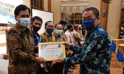 Dirut Perumda Tugu Tirta, M Nor Muhlas saat menerima penghargaan dari Perpamsi Jatim. (Foto : Humas PDAM Kota Malang)