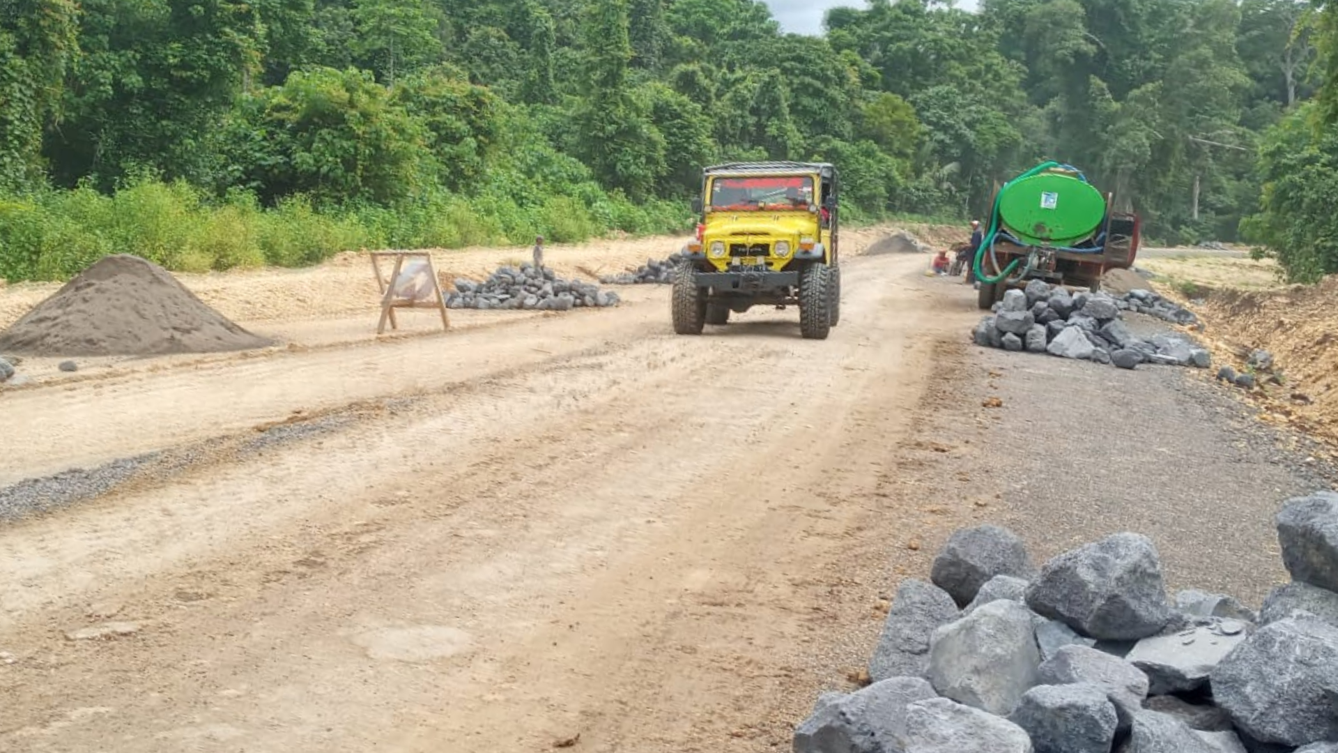 Jalur Lintas Selatan Tahap 2 Masih Tanah, Bupati : Akhir Tahun Rampung